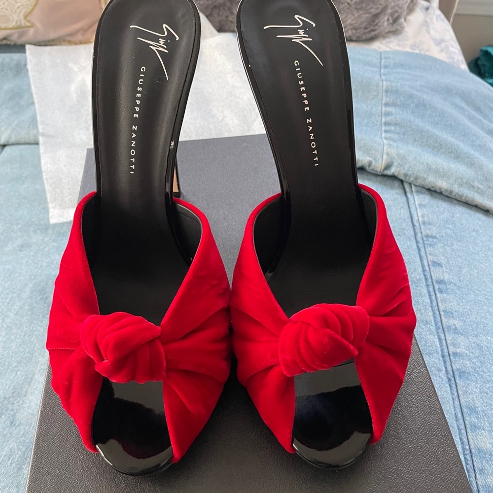 ⛔️SOLD⛔️Brand new Giuseppe Zanotti mules sz 40 runs small